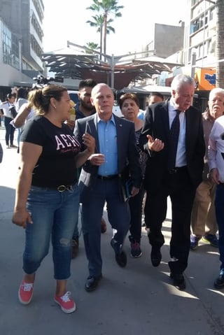 Los comerciantes del paseo peatonal Valdez Carrillo abordaron al alcalde Jorge Zermeño Infante cuando éste se dirigía a un evento en el Museo Arocena. (EL SIGLO DE TORREÓN)