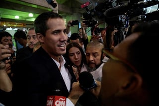 Juan Guaidó fue recibido por una multitud en el aeropuerto, y dijo a periodistas: 'Seguimos en la calle, seguimos movilizados'. (AGENCIAS)