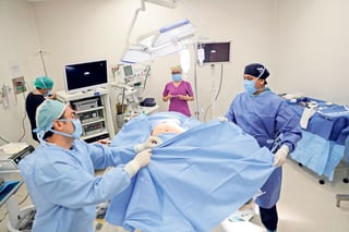 Una operación de cirugía bariátrica para la implantación de manga gástrica puede completarse en alrededor de una hora, cuando el equipo médico tiene amplia experiencia. (EL UNIVERSAL)