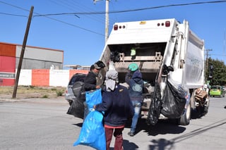 La alcaldesa dijo que se tenían solamente ocho camiones recolectores de basura y se repararon 14, para un total de 22 en operación, con lo que se espera hacer más eficiente el servicio. (EL SIGLO DE TORREÓN)