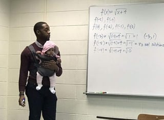 El padre de la bebé no encontró niñera para su hija, así que la llevó a clase. (INTERNET)