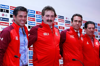 Ricardo La Volpe fue presentado ayer junto a su grupo de asistentes como nuevo timonel de los Diablos Rojos. (Jam Media)
