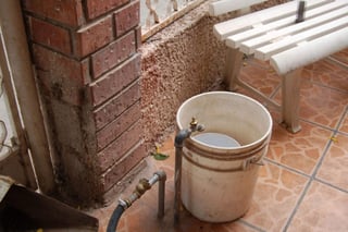 Durante domingo y lunes detectaron casi nula presión del agua, lo que complica las actividades cotidianas en los hogares. (ARCHIVO)