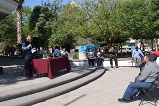 El precandidato Rafael Palacios Cordero reunió a decenas de personas en la Plaza de Armas, quienes lo apoyan en impugnación.