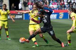 Isabella Echeverri, de Colombia, disputa un balón frente a Crystal Dunn, de Estados Unidos, en un partido amistoso disputado en Cheste.