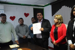 La Comisión de Procesos Internos y la Comisión de Postulación de Candidatos del PRI, dieron legitimidad al registro de Homero Martínez Cabrera, mediante la entrega de la constancia.