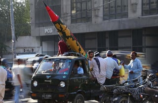 Varios manifestantes cargan con la réplica de un misil durante una protesta contra India en Karachi, Pakistán. (EFE)
