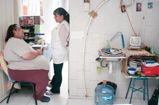 Angy dialoga en el transcurso de su tratamiento contra la obesidad mórbida con una enfermera en el Hospital General Dr. Rubén Leñero. (EL UNIVERSAL)