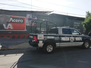 Agentes de la Dirección de Seguridad Pública Municipal de Torreón acudieron al lugar para recabar los datos del atraco. (EL SIGLO DE TORREÓN) 