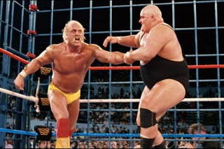 'King Kong Bundy' (d) en una lucha ante 'Hulk Hogan' en Wrestlemania II. (Especial)