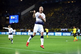 El atacante inglés Harry Kane anotó el único gol del partido con el que Tottenham avanzó ante Dortmund. (Especial)
