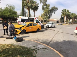 Paramédicos de la Cruz Roja arribaron al lugar para atender al chofer del vehículo de alquiler, así como a sus pasajeros. (EL SIGLO DE TORREÓN)