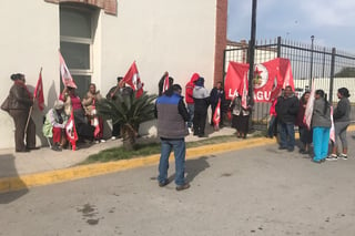 Por la mañana del miércoles, miembros de la agrupacion se plantaron a las afueras de las oficinas de la Subsecretaría de Gobierno del Estado, ubicadas en el municipio de Gómez Palacio.
