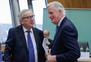El presidente de la Comisión Europea, Jean-Claude Juncker (Izq), conversa con Michel Barnier, el jefe negociador de la UE. (EFE)