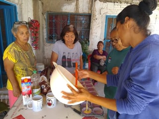 Mujeres que viven en comunidades rurales asisten a los talleres que imparten especialistas y con los que se busca que aprendan a elaborar diferentes productos y alimentos. (EL SIGLO DE TORREÓN)
