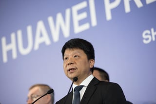 El presidente rotativo de Huawei, Guo Ping (Der.), habla durante una conferencia de prensa, en Shenzhen, provincia de Guangdong. (EFE)