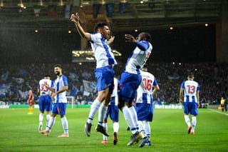 Moussa Marega (d) y Tiquiho Soares (i) festejan el primer gol del Porto ante la Roma. (Especial)