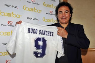Hugo Sánchez fue figura del Real Madrid y conquistó individualmente cinco 'pichichi' con sus acrobáticos goles. (Especial)