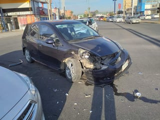 El accidente ocurrió cerca de las 7:50 de la mañana de este jueves en el cruce de la calzada Cuauhtémoc y el bulevar Diagonal Reforma de la ciudad de Torreón, frente a la plaza comercial Cuatro Caminos. (EL SIGLO DE TORREÓN) 


