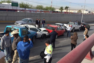 La mañana del jueves se registró un accidente en el desnivel de la carretera Torreón-Matamoros, a la altura del bulevar Rodríguez Triana, se vieron involucrados seis automóviles y una motocicleta.