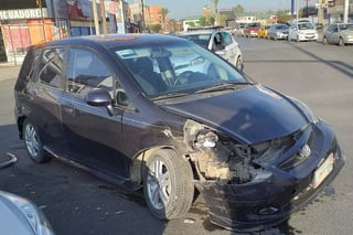 Una conductora se pasó la luz roja en el semáforo y provocó un accidente vial en la zona centro de Torreón.