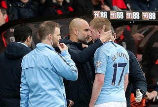 El técnico del Manchester City Pep Guardiola consuela a Kevin De Bruyne tras salir lesionado en el partido contra Bournemouth por la Liga.