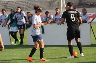 Para nada fue fácil para las jugadoras del Santos Laguna Femenil jugar con una protección especial en los ojos, lo cual les impidió tener una visibilidad de lo que ocurría en la cancha, así como pasa con los Murciélagos.