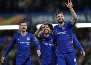El español Pedro Rodríguez (centro) festeja con sus compañeros del Chelsea tras marcar el primer gol de un partido de la Liga Europa ante el Dynamo de Kiev, en Londres, ayer.