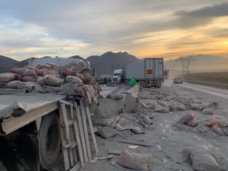 Un fuerte choque entre dos tráileres provocó el cierre de la autopista Saltillo-Monterrey debido a que las pesadas unidades obstaculizaron los carriles en ambos sentidos. (ESPECIAL)