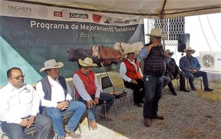 Flores Méndez atestiguó la entrega de un donativo de 10 becerras a los alumnos del Centro de Bachillerato y Tecnológico Agropecuario 22 de Cuatro Ciénegas (CBTA 22). 