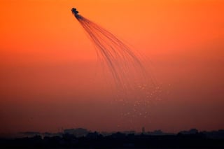 'Esta noche (sábado), aviones de combate del Ejército atacaron varios objetivos militares en un recinto de Hamás en el sur de la Franja de Gaza, y estructuras subterráneas en el norte' del enclave, concretó un portavoz castrense. (ESPECIAL)