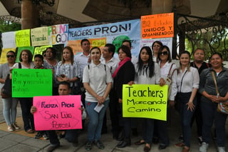 Profesores de inglés se manifestaron en la Plaza de Armas de Gómez Palacio para exigir su contratación y que se les aumente el sueldo.