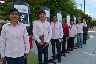 Realizaron una muestra de carteles en la Plaza Mayor de Torreón. (ROBERTO ITURRIAGA)