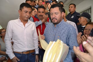 Militantes del PRI acudieron a la presidencia para entregar al alcalde Horacio Piña, solicitudes de obras y servicios. (EL SIGLO DE TORREÓN)