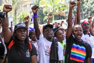 Alrededor de cien mujeres protestaron en Nairobi, capital de Kenia en una región donde existen fuertes desigualdades entre hombres y mujeres.