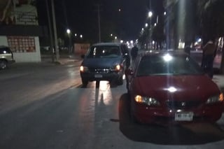 Un conductor abandonó su vehículo luego de provocar un accidente en el cruce de bulevar Triana y avenida Santa María. en el fraccionamiento Las Misiones de Torreón. (EL SIGLO DE TORREÓN)