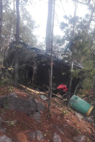El vehículo Hummer perteneciente a la Secretaría de la Defensa Nacional (Sedena), volcó y cayó en un barranco en la comunidad de Bajío de Vacas, del municipio de Otáez. (EL SIGLO DE TORREÓN)