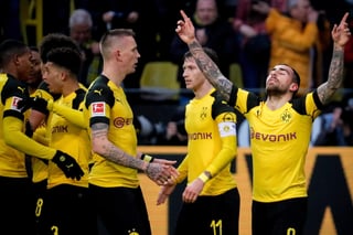 El internacional español Paco Alcacer (d) festeja su gol ante Stuttgart para mantener al Dortmund en lo más alto de la Bundesliga.
