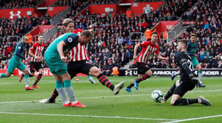 Pese a la anotación de Harry Kane, Tottenham no pudo aguantar el marcador y el Southampton terminó dándole vuelta al resultado final. (Especial)