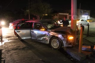 En el accidente participaron la conductora de un auto Passat en color plata y el conductor de un taxi de la línea Unión de Auténticos Choferes Concesionarios.  (ESPECIAL)