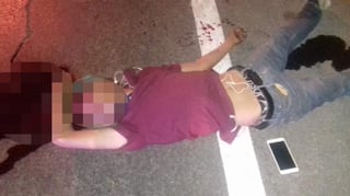 El cuerpo del joven fue localizado sobre la calle Prolongación Comonfort de la colonia Luis Echeverría de la ciudad de Torreón, presentaba varios impactos de bala. (EL SIGLO DE TORREÓN)