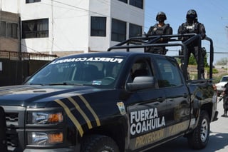 Personal de Fuerza Coahuila detuvo en un camino de terracería que conduce del Ejido Morelos al Ejido La Linda de Ciudad Acuña, a seis hombres que tripulaban tres camionetas en las que se encontraban 46 personas de nacionalidad extranjera (Guatemala, Honduras y el Salvador). (ARCHIVO)