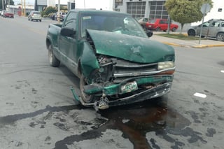 El conductor de una camioneta Chevrolet S-10 de color verde no respetó el alto y se impactó contra un Ford Fiesta.