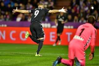 El francés Karim Benzema, del Real Madrid, festeja su segundo gol ante el Valladolid.