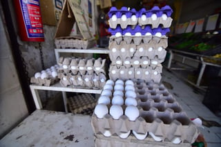 En mercados de la República Mexicana, el huevo permanece como el producto con el precio más elevado, se vende hasta en 70 pesos por kilo; en tanto que el kilogramo de limón fue el que mayor disminuciones tuvo respecto a la semana previa. (ARCHIVO)