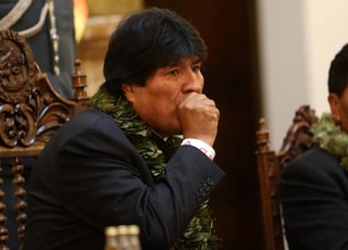 La palabra dictador aparecía en una carpetas entregadas en el acto, junto a una foto de Morales donde debía leerse presidente del Estado Plurinacional de Bolivia. (ARCHIVO)