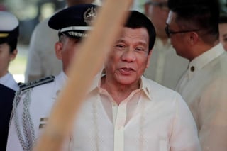 Duterte, conocido por sus salidas de tono y afirmaciones polémicas, señaló que sus comentarios sobre mujeres buscan 'llevar al límite de la desesperación' a las activistas feministas, a las que se refirió como 'locas'. (ARCHIVO)