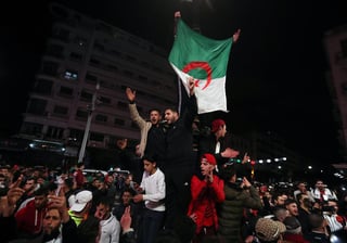 Personas celebran la decisión de Bouteflika. (EFE)