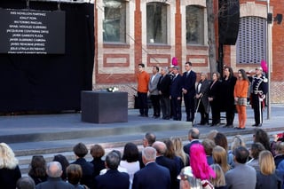 El jefe del Gobierno Pedro Sánchez encabezó ayer una ceremonia en memoria de las víctimas del atentado en la estación de Atocha. (EFE)