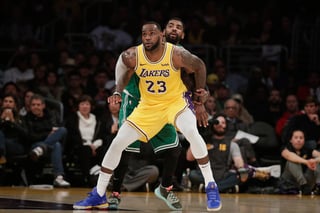 LeBron James, de los Lakers de Los Ángeles, trata de colocarse delante de Kyrie Irving, de los Celtics de Boston, en el encuentro del sábado 9 de marzo.